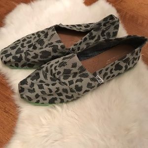 Women’s leopard TOMS.